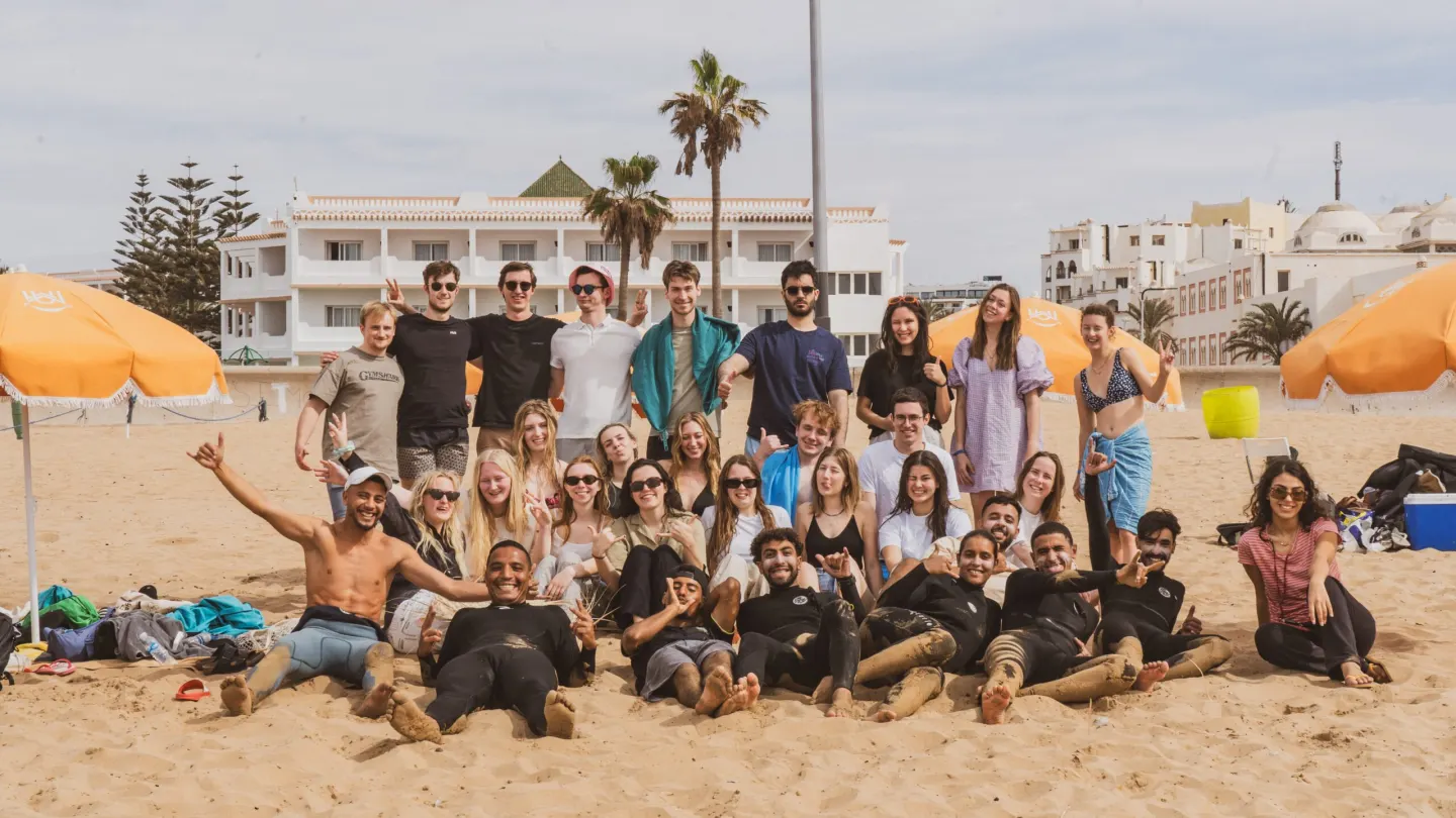 Eine große Gruppe Surfer und Wave-Rise-Trainer am Strand von Agadir
