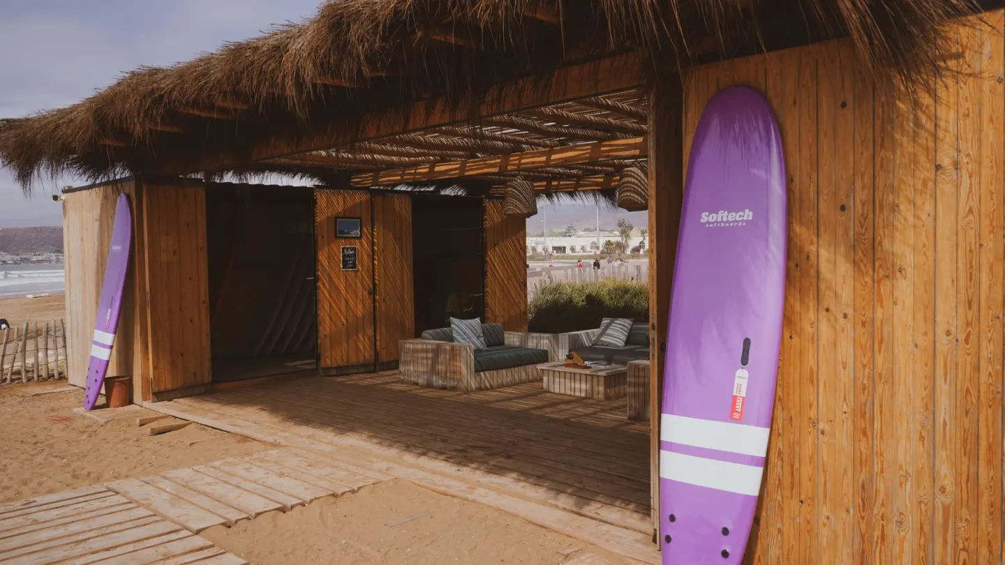 Des planches de surf appuyées contre la cabane en bois sur la plage d'Agadir